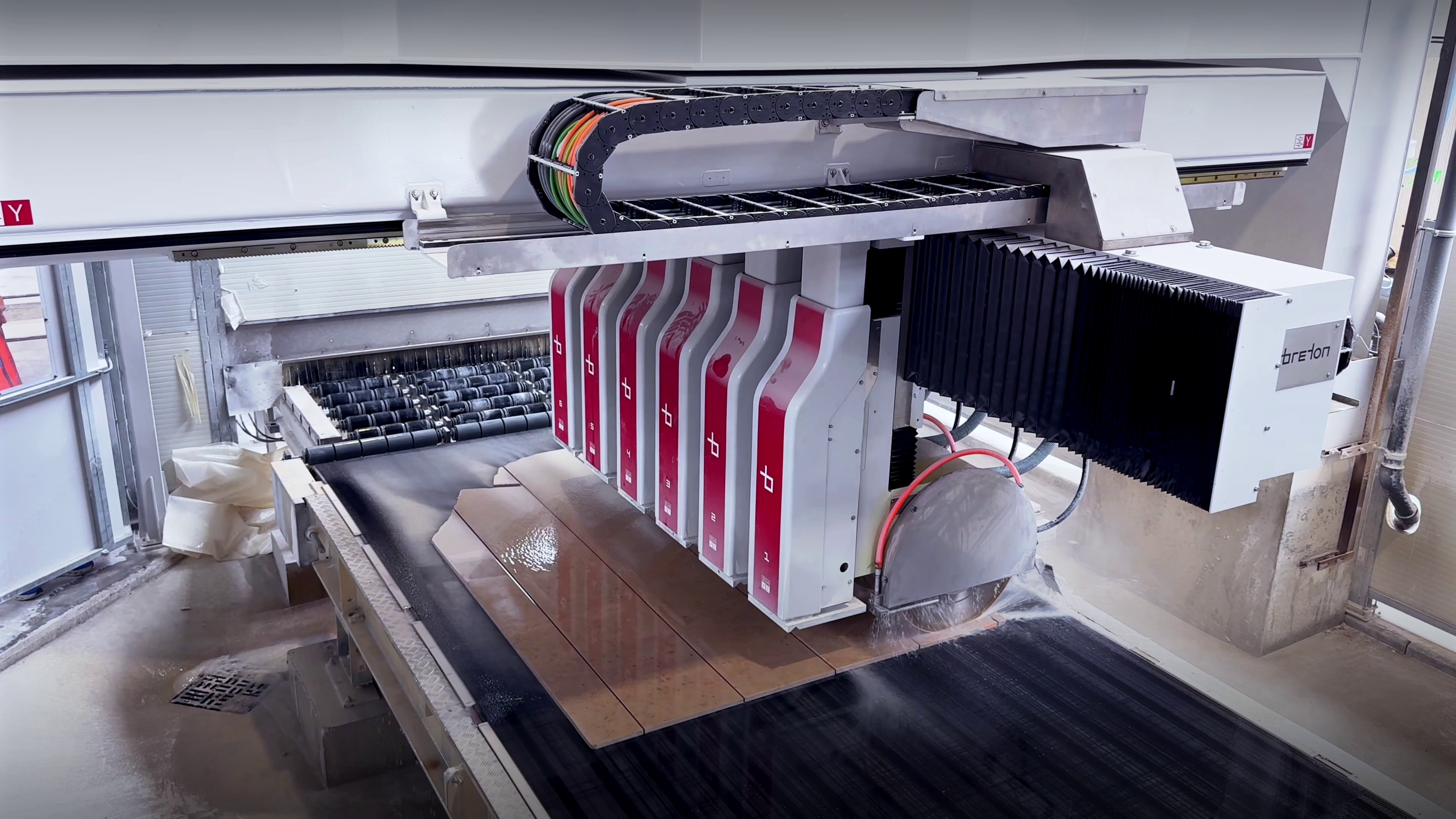 Cut-to-size stone slab production with Breton Evonix